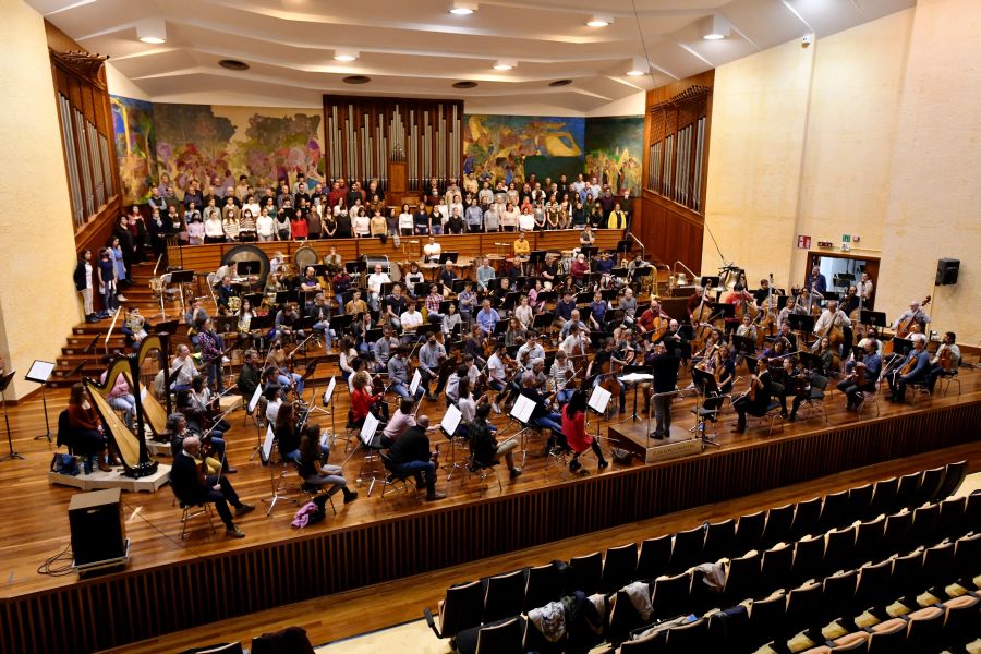 Fotos: Preparativos del primer ensayo conjunto de la Euskadiko Orkestra y el Orfeón
