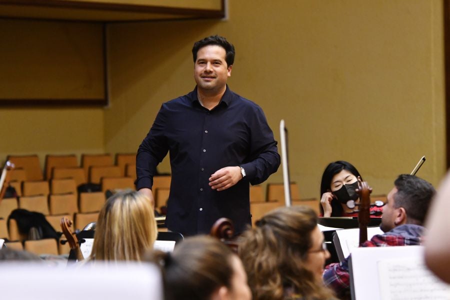 Fotos: Preparativos del primer ensayo conjunto de la Euskadiko Orkestra y el Orfeón