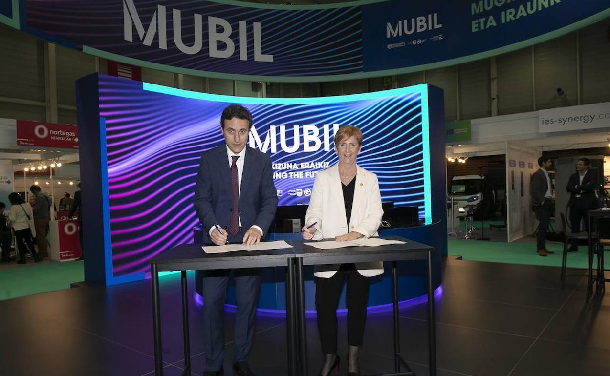 Jabier Larrañaga y Arantxa Tapia firman el acuerdo de colaboración en Ficoba, durante la feria Go Mobility que echa el cierre hoy. 