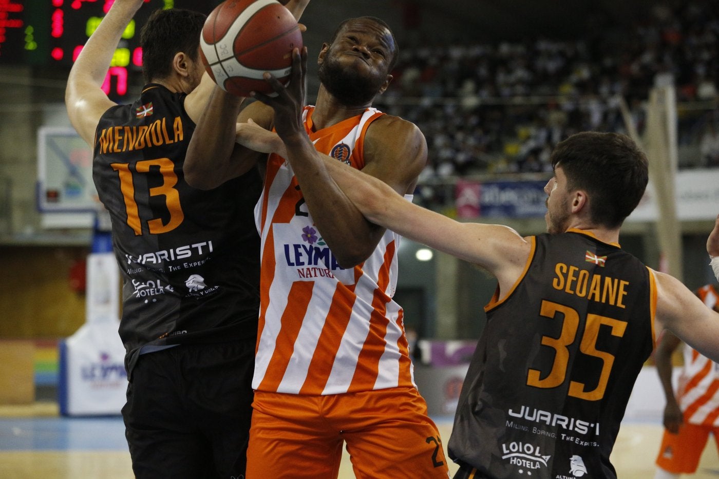 Seoane golpea en el brazo a Diagne en una acción del partido de este viernes. 