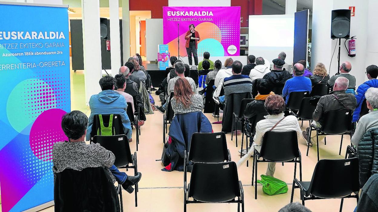Representantes de distintas entidades sociales, culturales y deportivas del municipio acudieron a la presentación de Euskaraldia. 