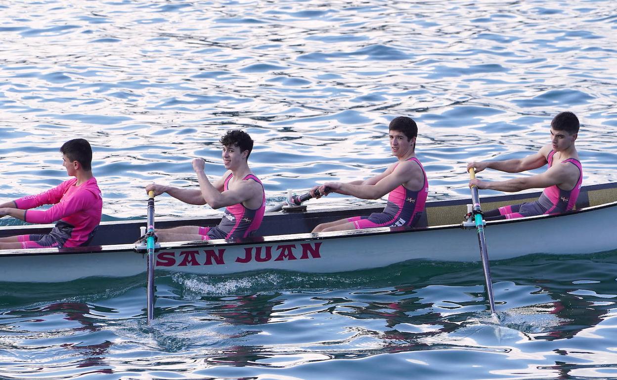 Ochenta bateles buscan hoy en la bahía pasaitarra las finales del Campeonato de España. 