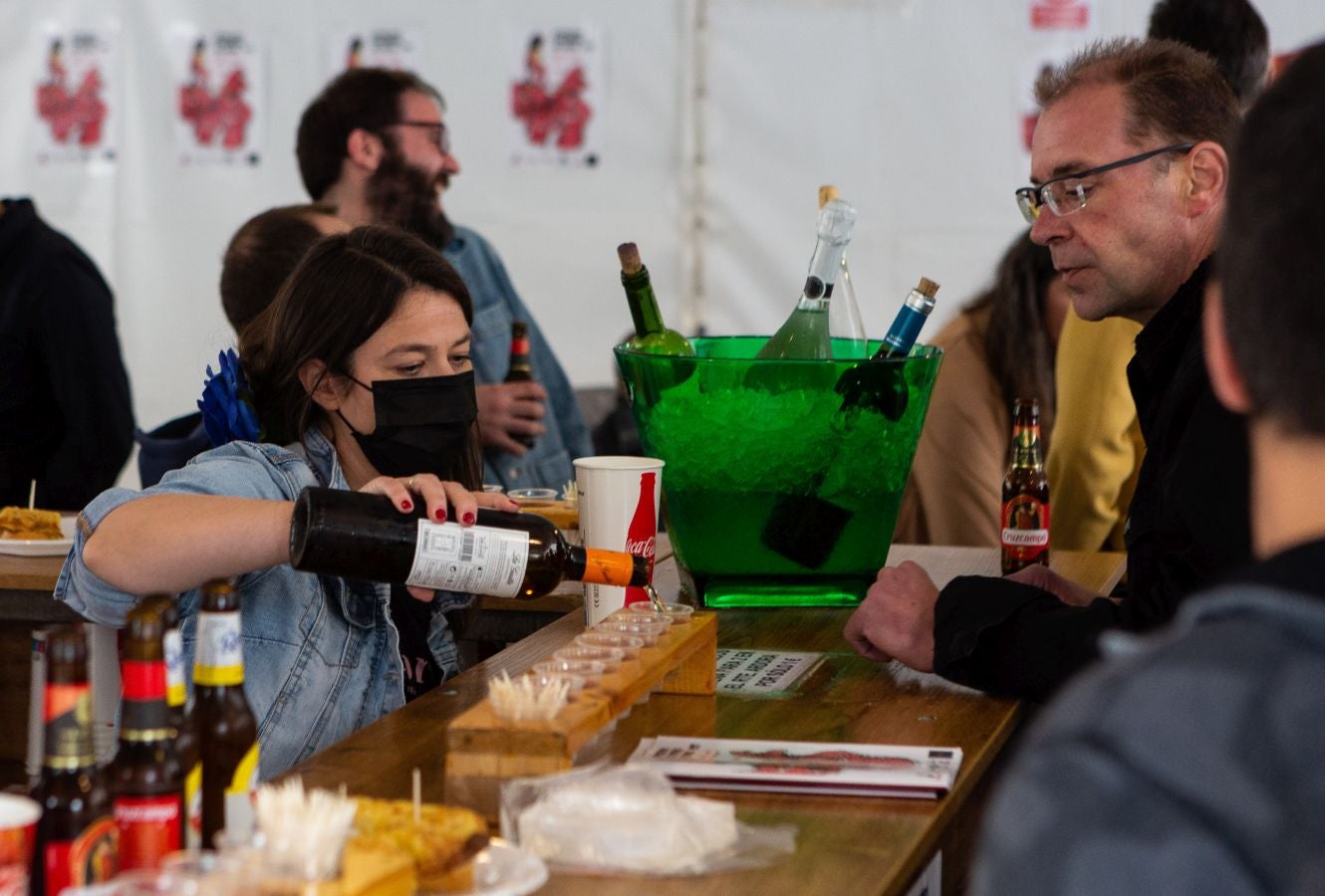 Los bailes, la música, la bebida y comida han sido los grandes protagonistas de la feria este sábado, organizada un año más por la Asociación Embrujo Andaluz. 