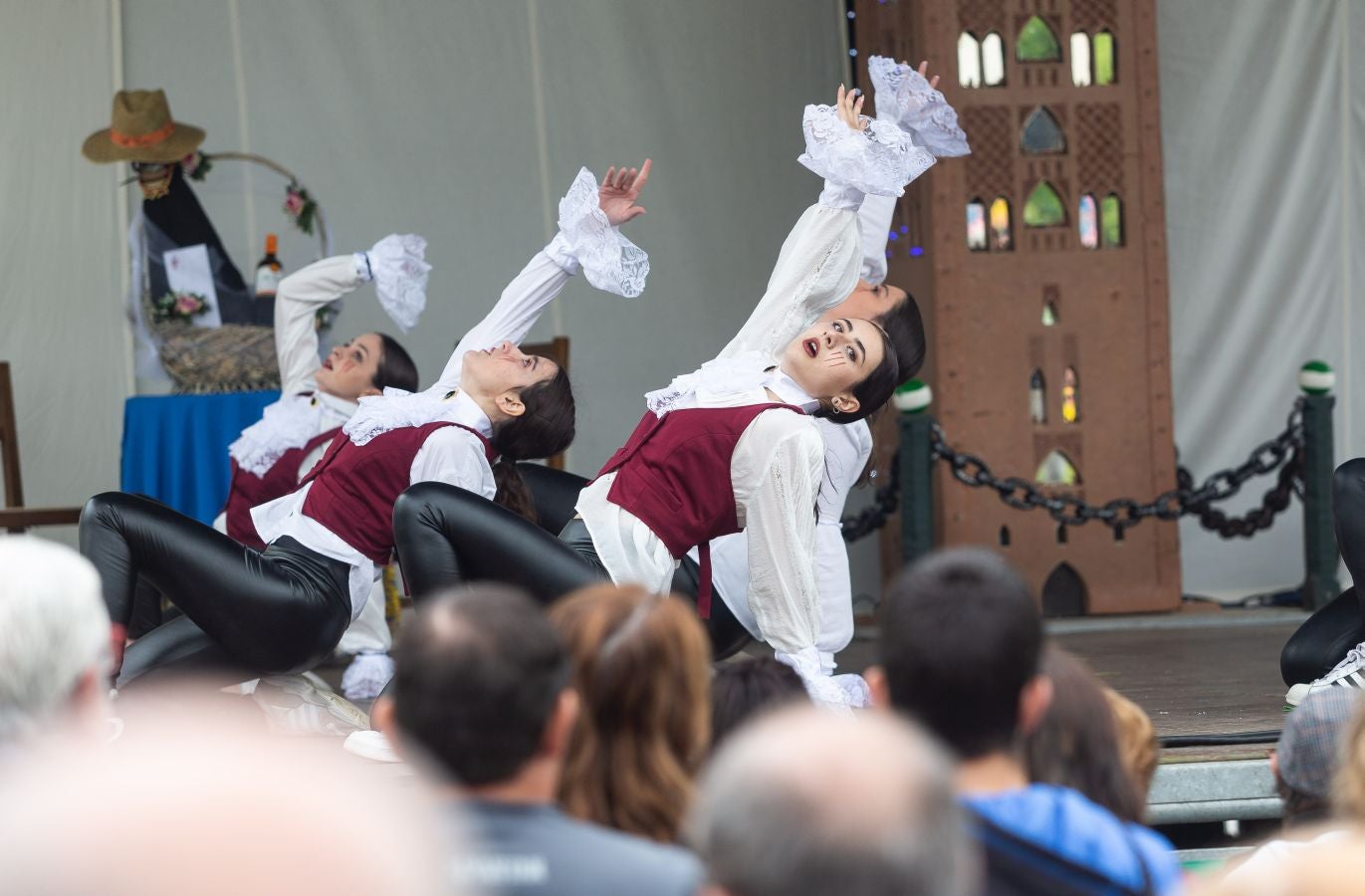 Los bailes, la música, la bebida y comida han sido los grandes protagonistas de la feria este sábado, organizada un año más por la Asociación Embrujo Andaluz. 