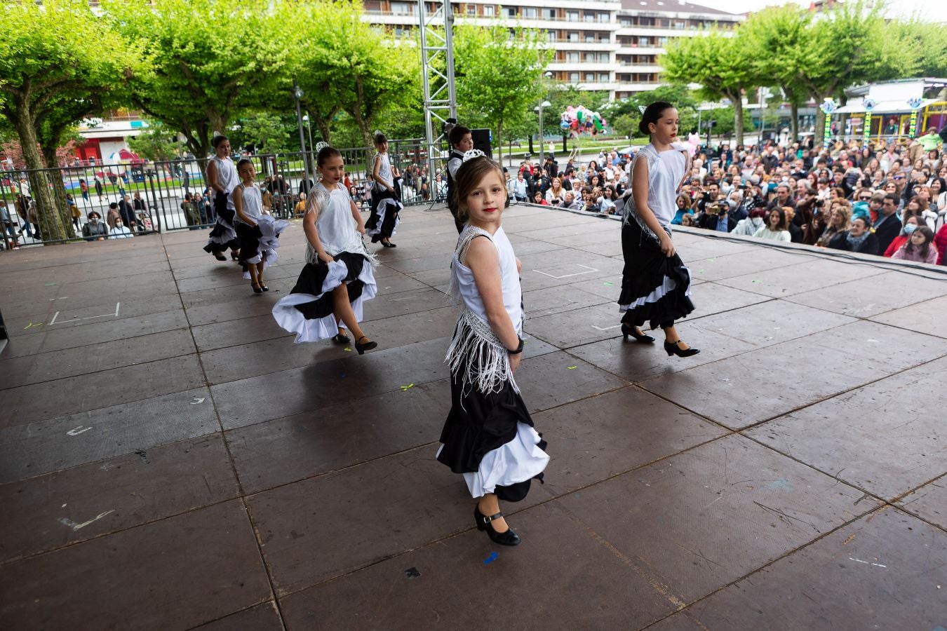 Los bailes, la música, la bebida y comida han sido los grandes protagonistas de la feria este sábado, organizada un año más por la Asociación Embrujo Andaluz. 