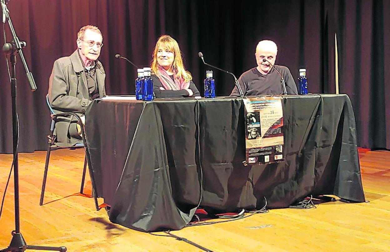 La presentación de 'La Bajamar', en la Kultur Etxea de Pasai Antxo.