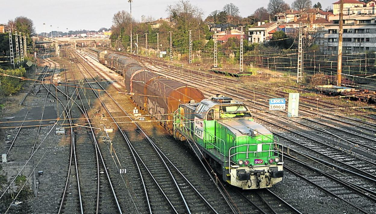 El proyecto incluye toda la traza ferroviaria en la ciudad. 