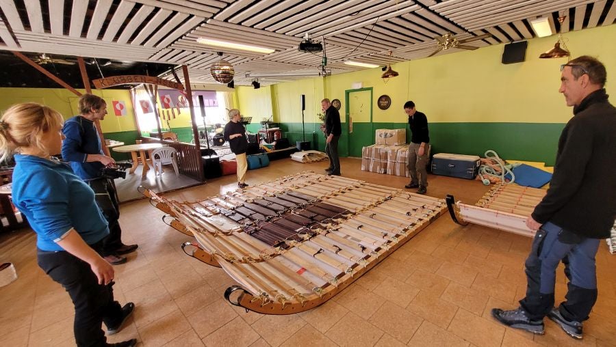 Con parte del trineo y material en el local. 