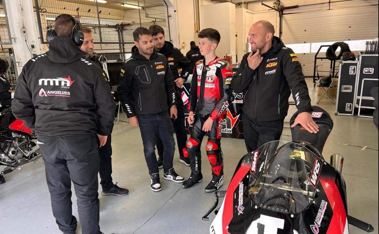 Xabi Zurutuza, rodeado de sus mecánicos del equipo MTA. 