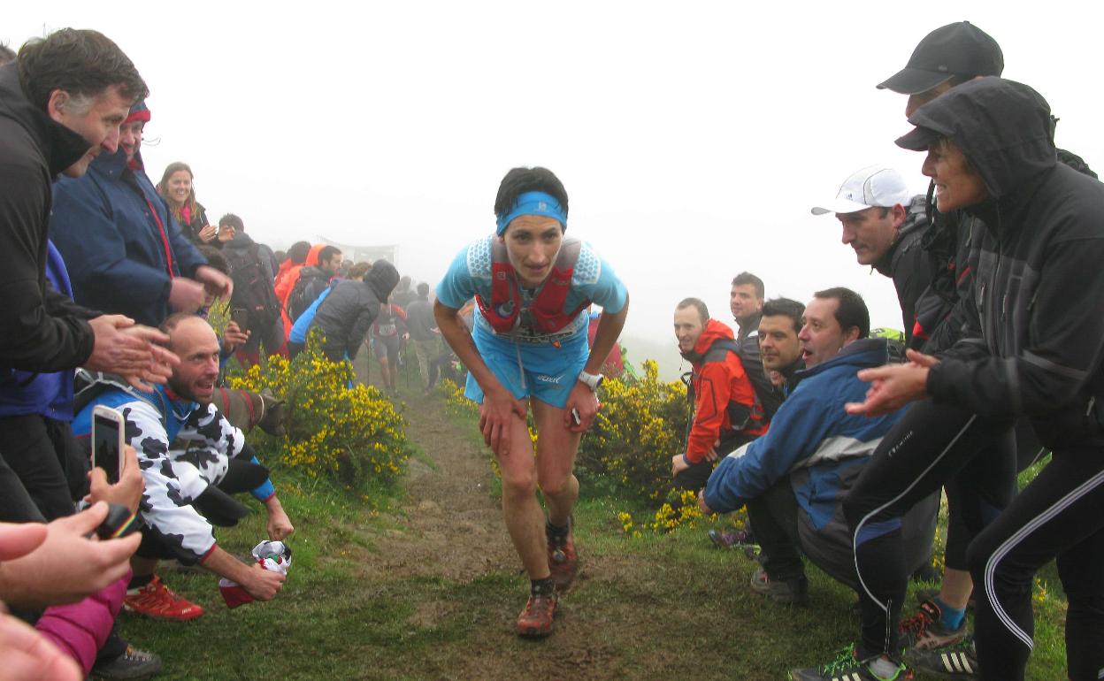 Oihana Kortazar en plena carrera de la maratón de montaña de Zegama animada por los aficionados. 