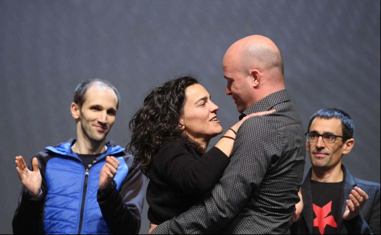 2017ko finalean, Lujanbio txapeldunaren eta Mendiluze txapeldunordearen arteko besarkada. Atzean, Sustrai Colina eta Igor Elortza, 2022koan parte hartuko ez duen bakarra.