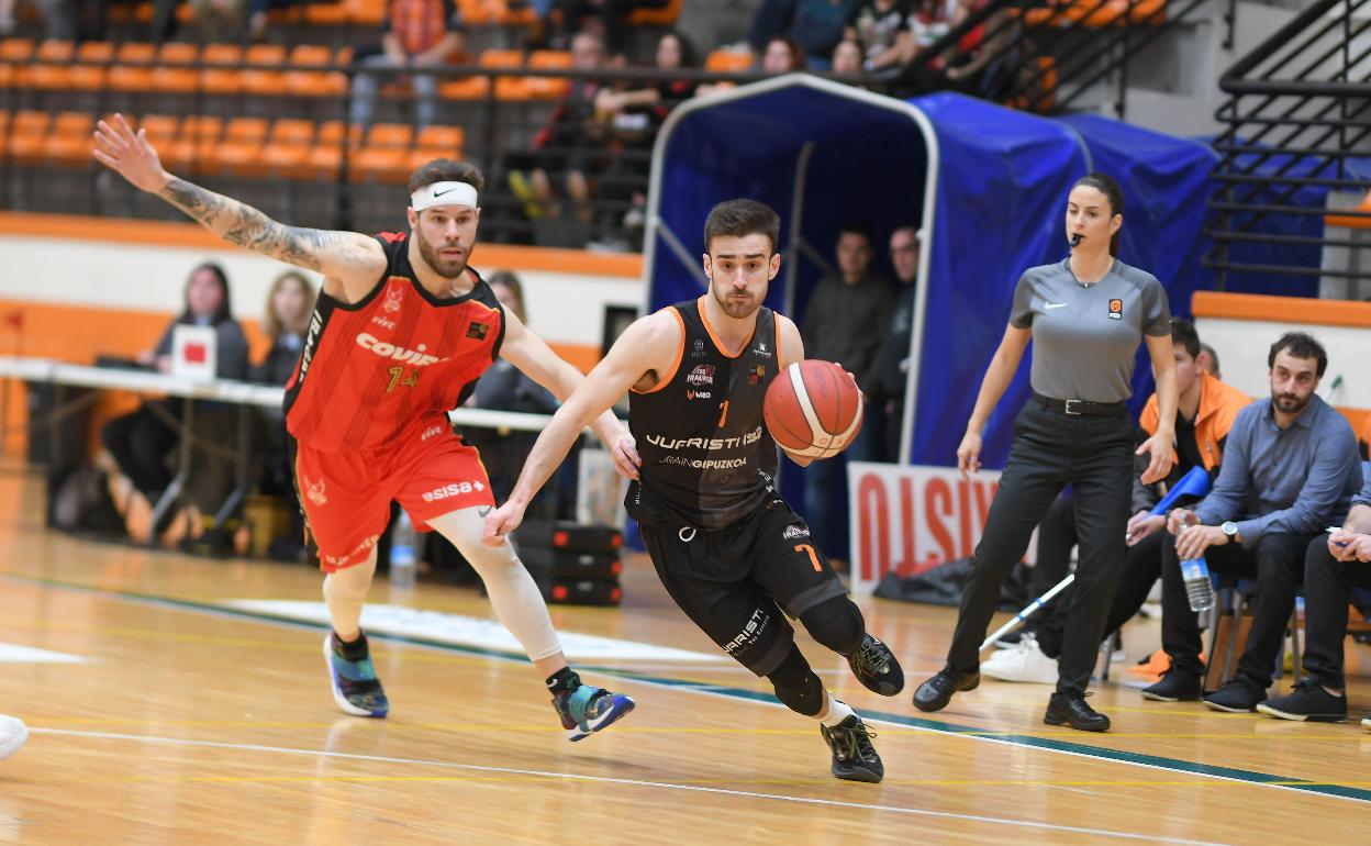 Ierai Aizpitarte se marcha de Díaz en el partido ante el Granada.