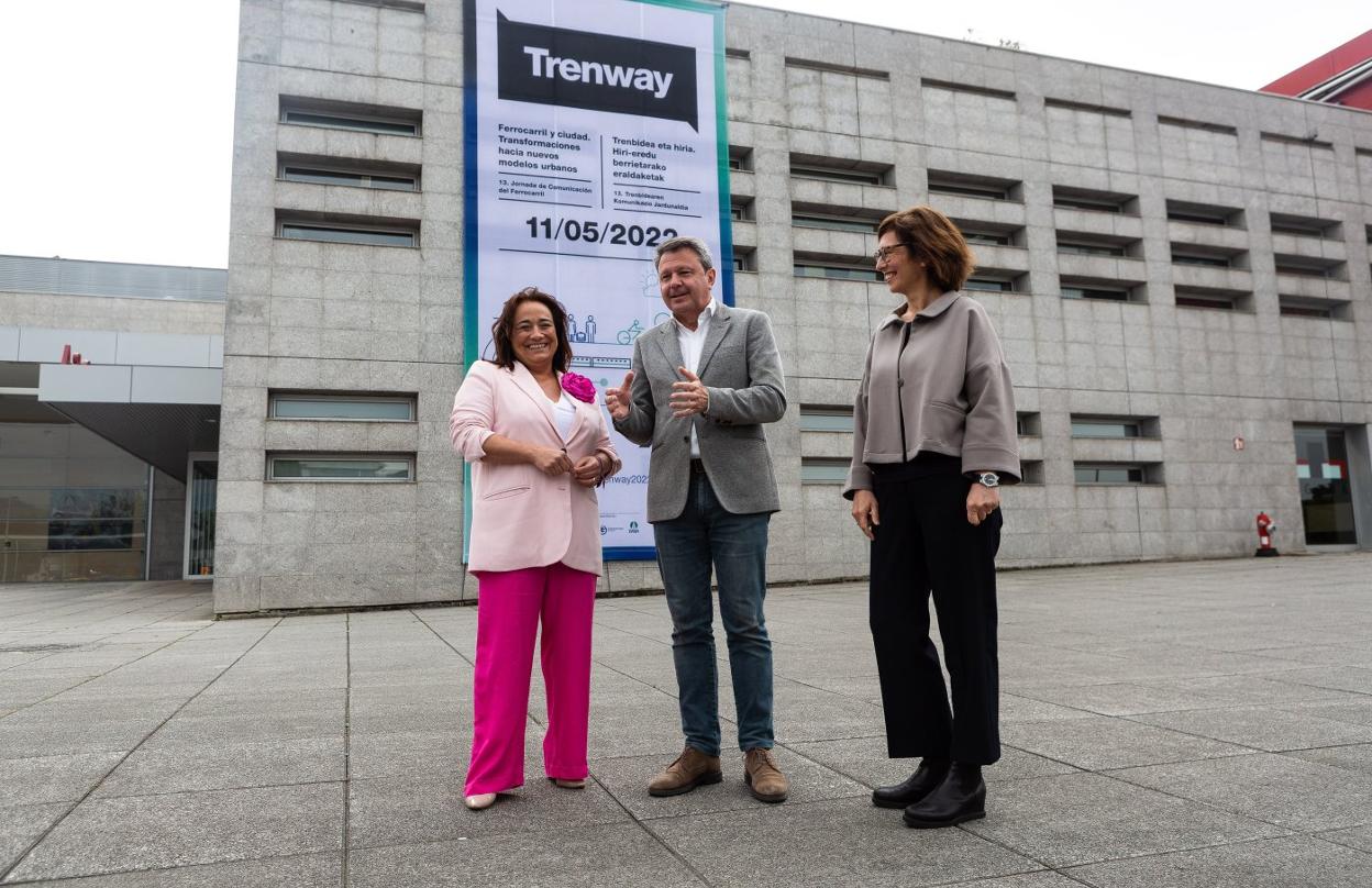 Rafaela Romero, José Antonio Santano y Mónica Alday junto al cartel anunciador de Trenway. 