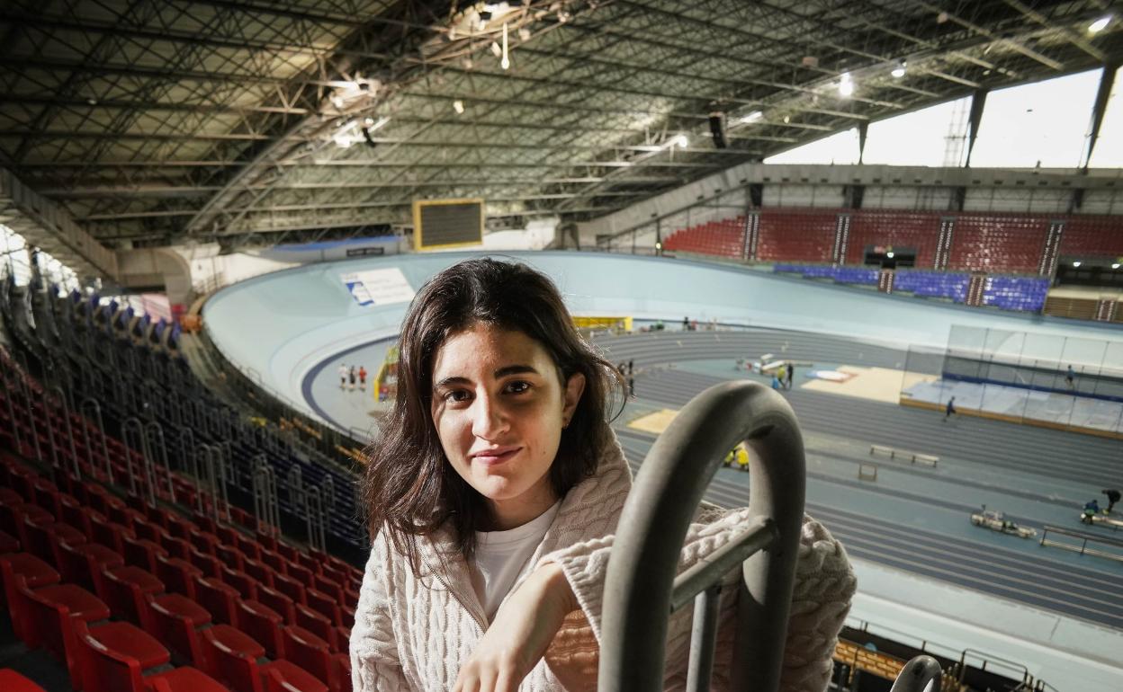 Izaro posa en el Velódromo, el histórico escenario para la música que llenará mañana con sus invitados. 