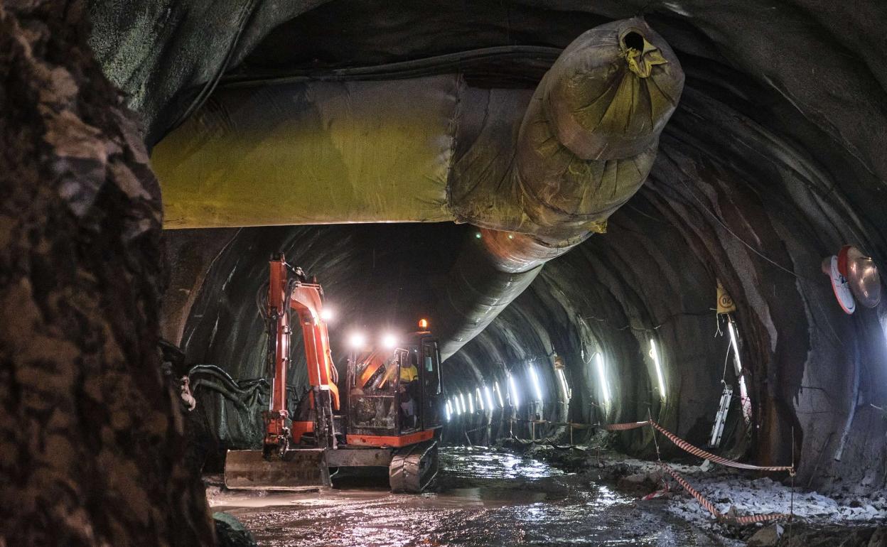 Una máquina trabaja en las obras de la variante soterrada del Topo. 