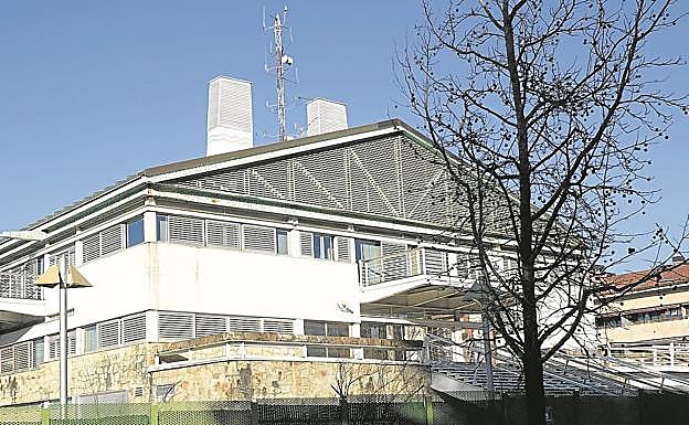 Comisaría de la Ertzaintza de Irun donde el sospechoso se entregó ayer.