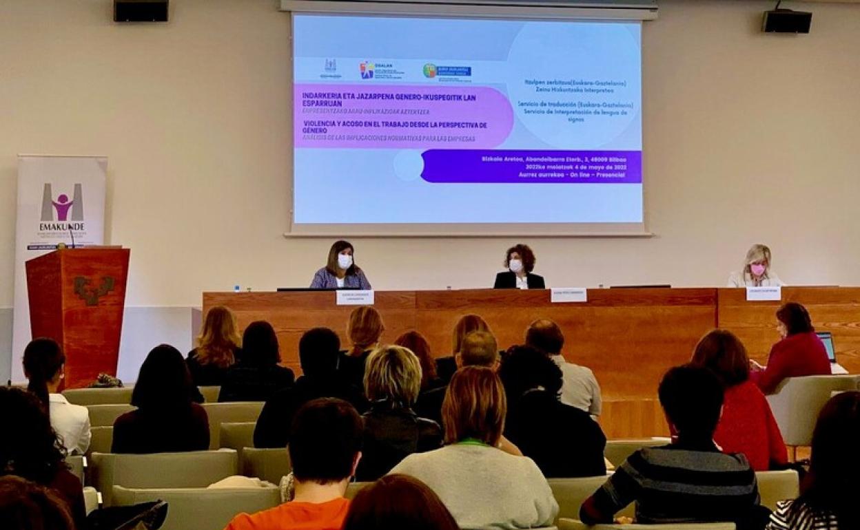 Lan eta Enplegu Sailak eta Osalanek elkarrekin antolatu duten 'Indarkeria eta jazarpena genero ikuspegitik' jardunaldiko saioa. 