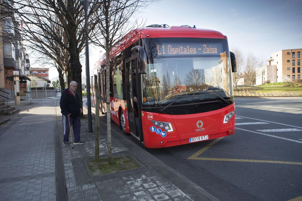 Un usuario se acerca a un autobús eléctrico de la L1. 