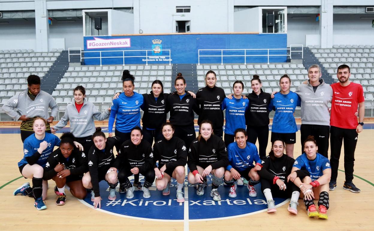 La plantilla del Bera Bera, ayer sobre la pista del Gasca. 