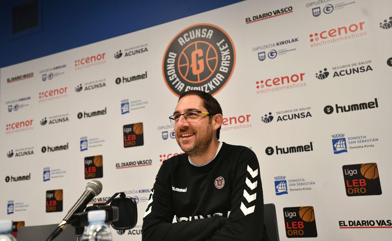 Lolo Encinas, sonriente en la sala de prensa de Illunbe. 