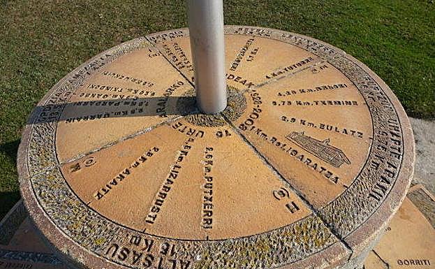 Mesa junto al refugio del club de montaña Aralarko Adiskideak, obra de Mikel Lizarraga.