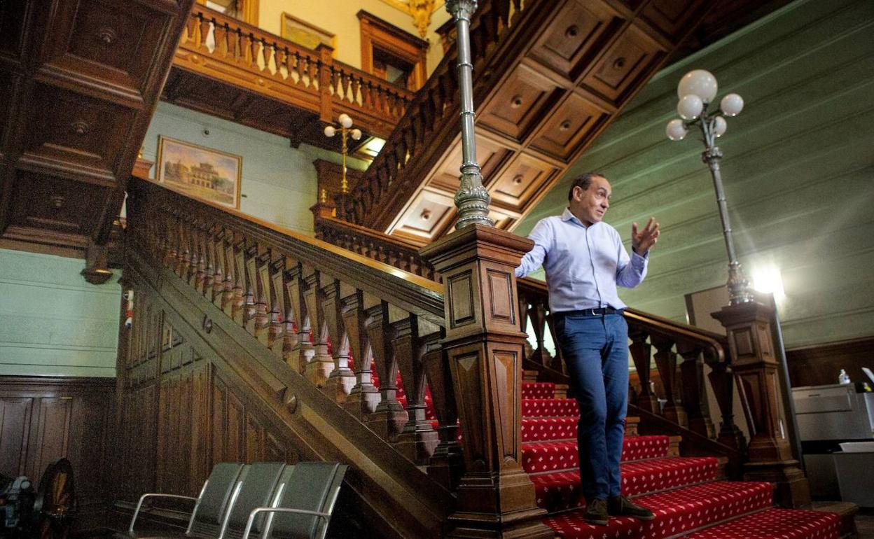 El delegado de Hacienda, Miguel Ángel Páez, en la escalera del ayuntamiento de Irun. 