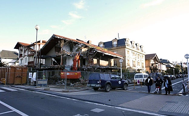 Villa Sobrino en su derribo en 2008. 