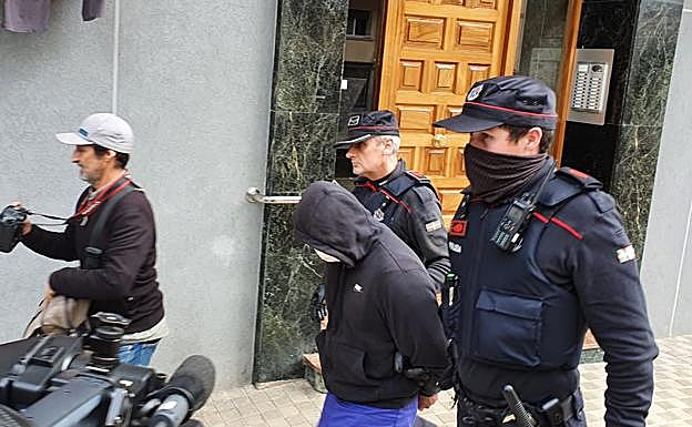La Ertzaintza registra en Irun el piso en el que residía desde febrero el presunto asesino múltiple