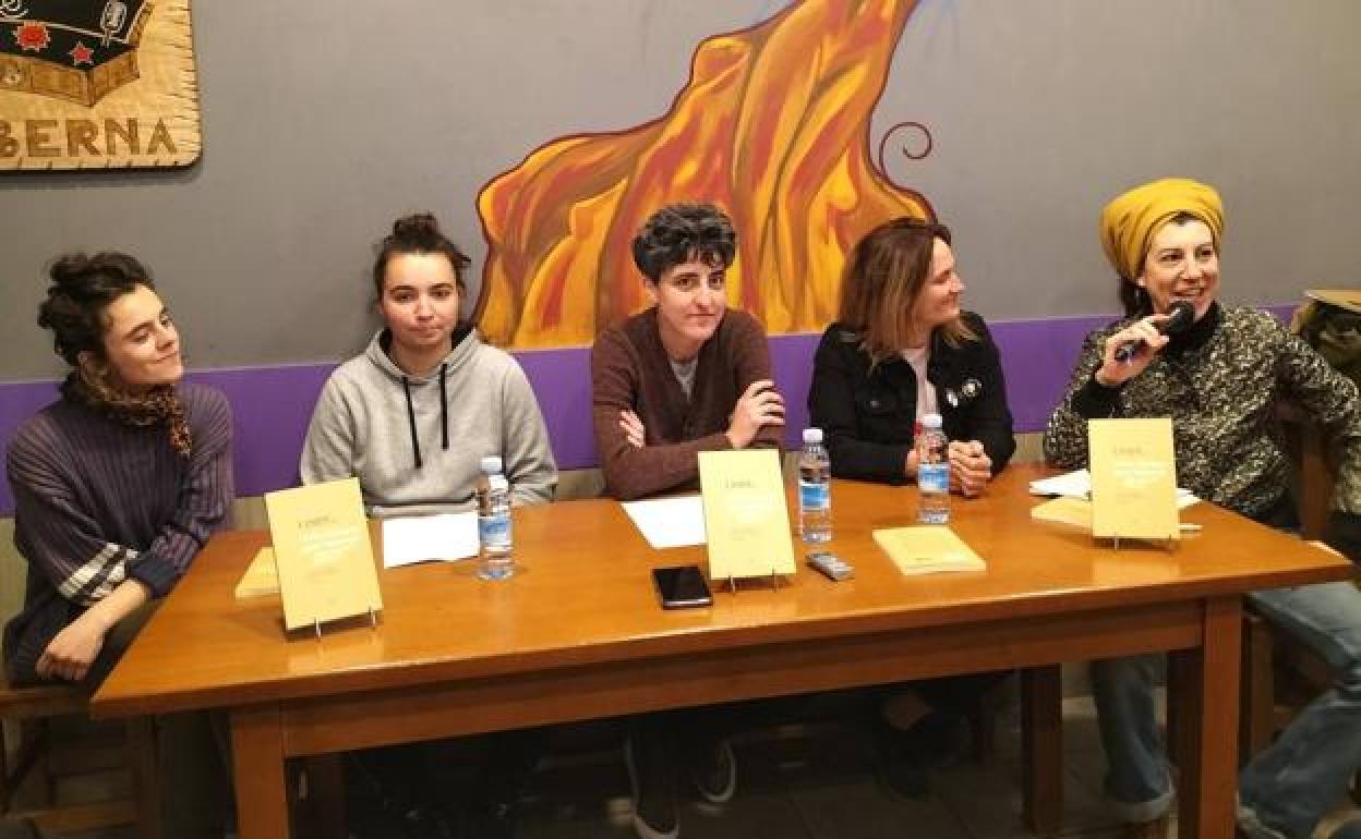 Bilgune Feministako eta Emagineko ordezkariak, June Goikoetxea editgrearekin batera, liburuaren aurkezpenean.