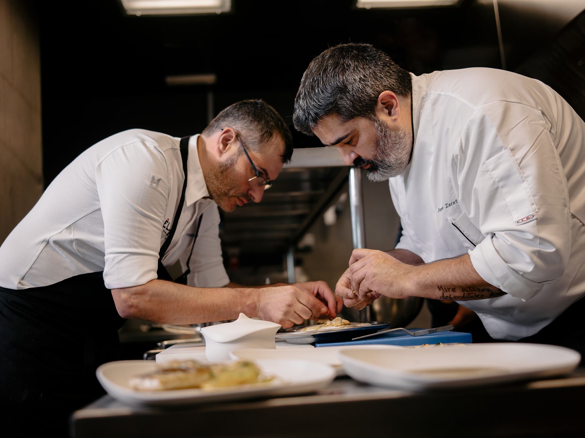 Loa chefs vascos Sergio y Beñat se esmeran en la cocina en busca de creaciones que deleiten el paladar de sus comensales.