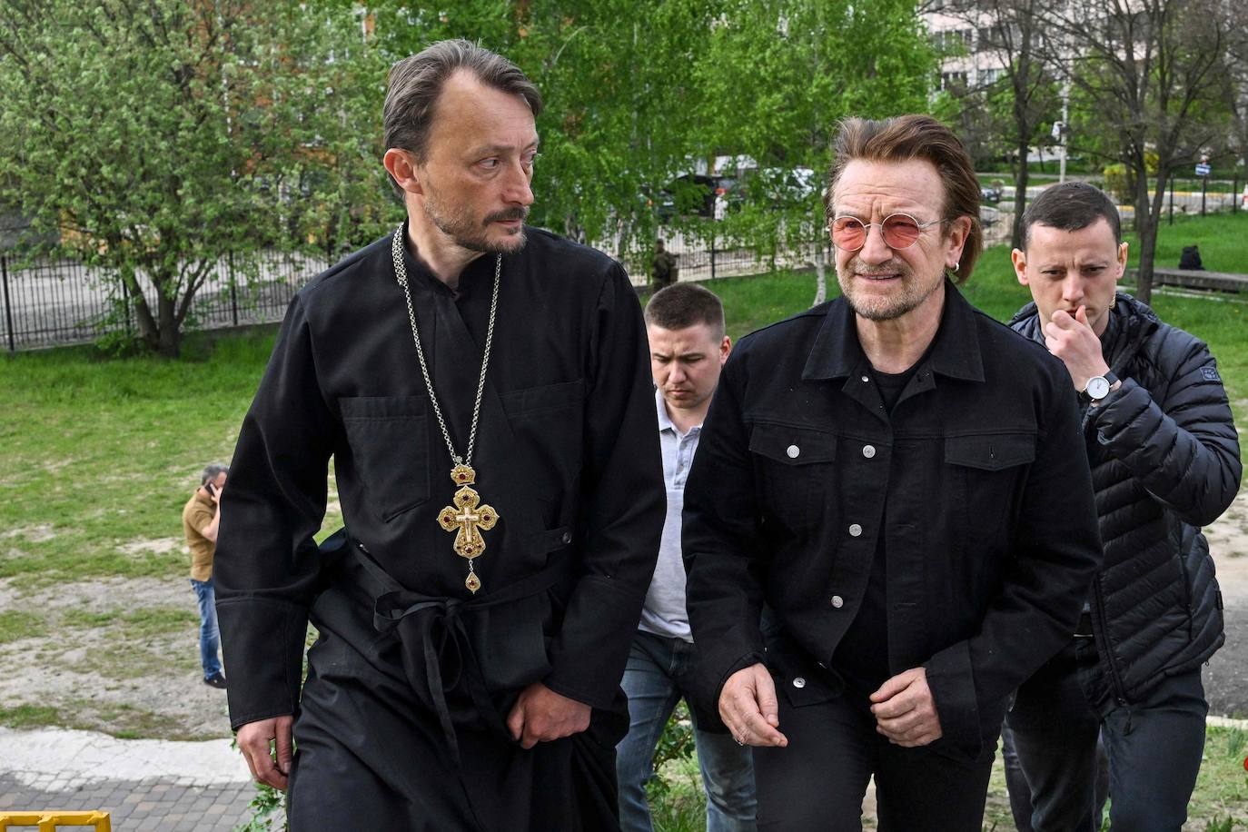 Fotos: Bono, de U2, da un concierto sorpresa en el metro de Kiev