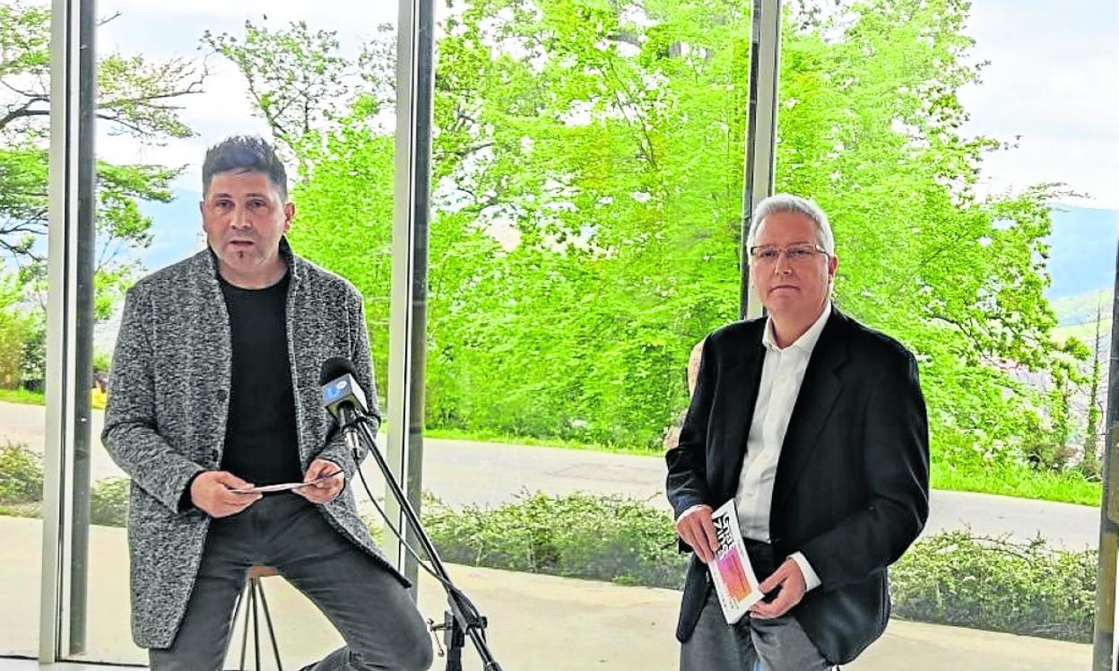 Mikel Serrano y José Ignacio Asensio, en el centro de interpretación de Antigua. 