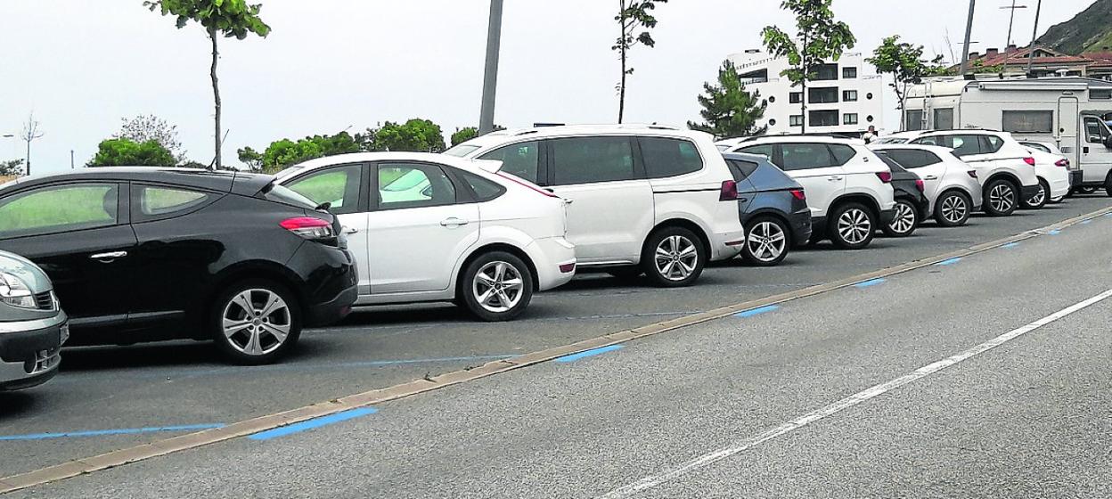 Vehículos aparcados en la zona de la playa Antilla. 