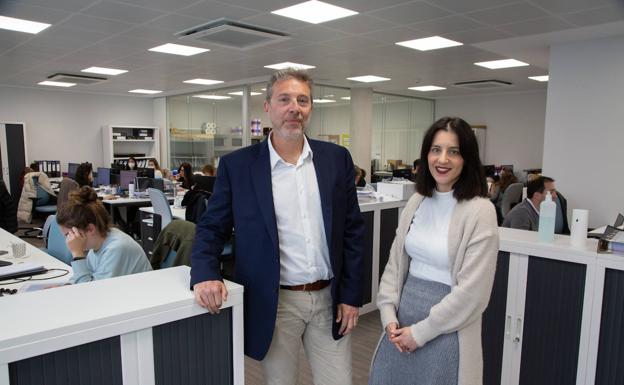 Alfredo Martínez, director de operaciones de la compañía, y Lara Pascual, directora financiera. 