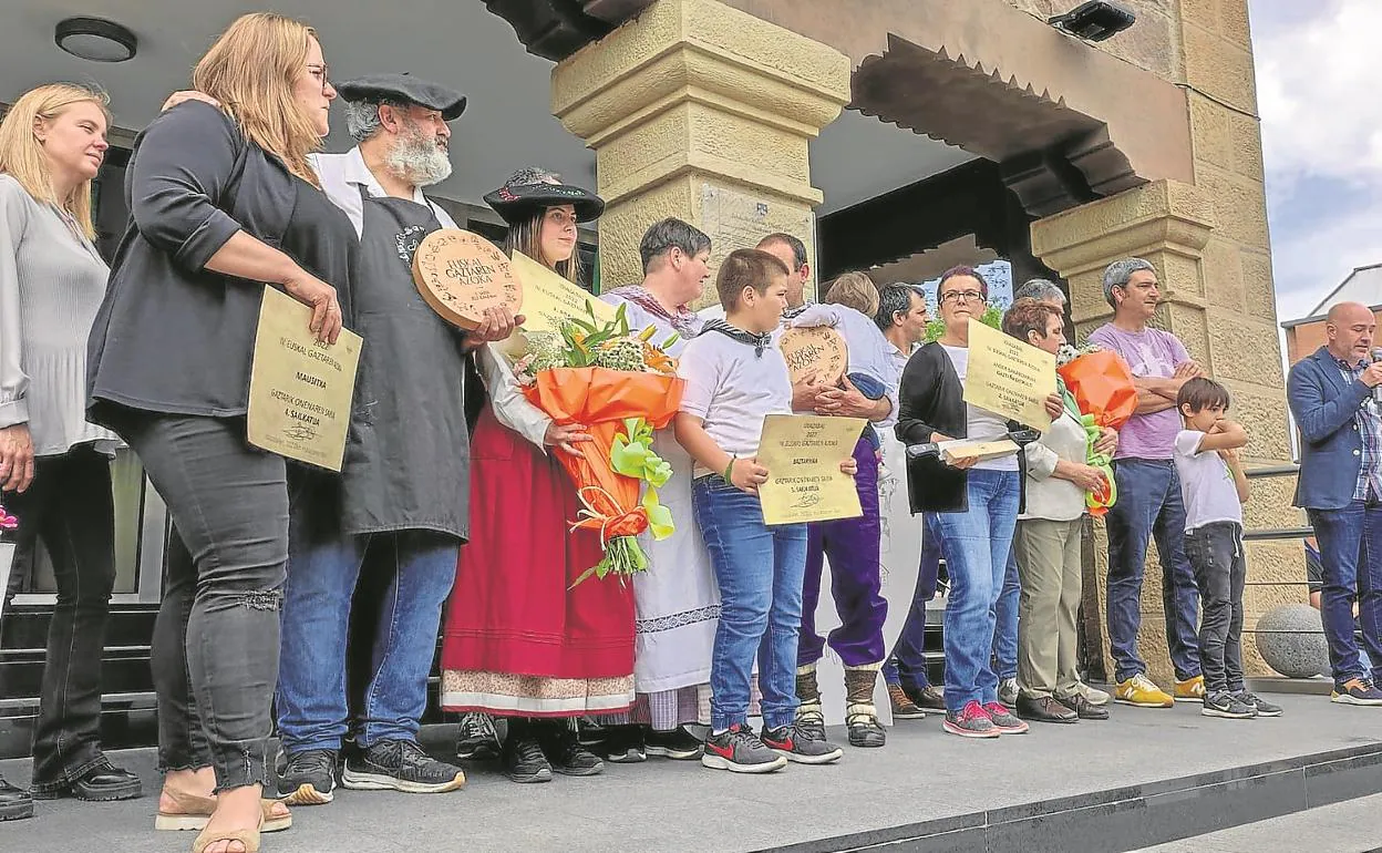 Los premiados de la jornada posan ante el Ayuntamiento de Idiazabal con sus galardones. 