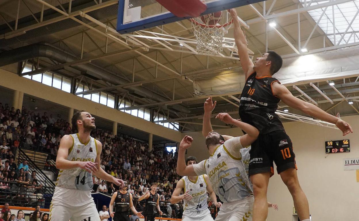 Manex Ansorregi completa un espectacular mate sobre Oroz en la recta final del encuentro de ayer en Azpeitia.