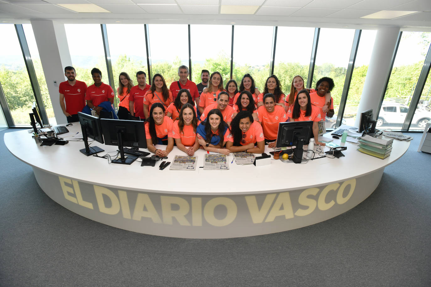 Las jugadoras del Super Amara Bera Bera posan en la redacción de DV.