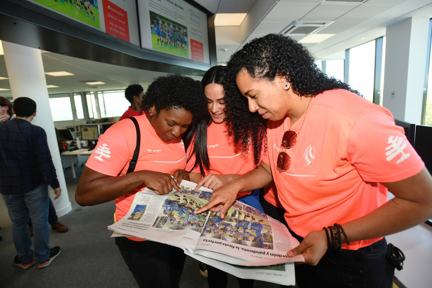 Algunas jugadoras aprovecharon para repasar la cobertura que EL DIARIO VASCO dedicó al histórico éxito del equipo.