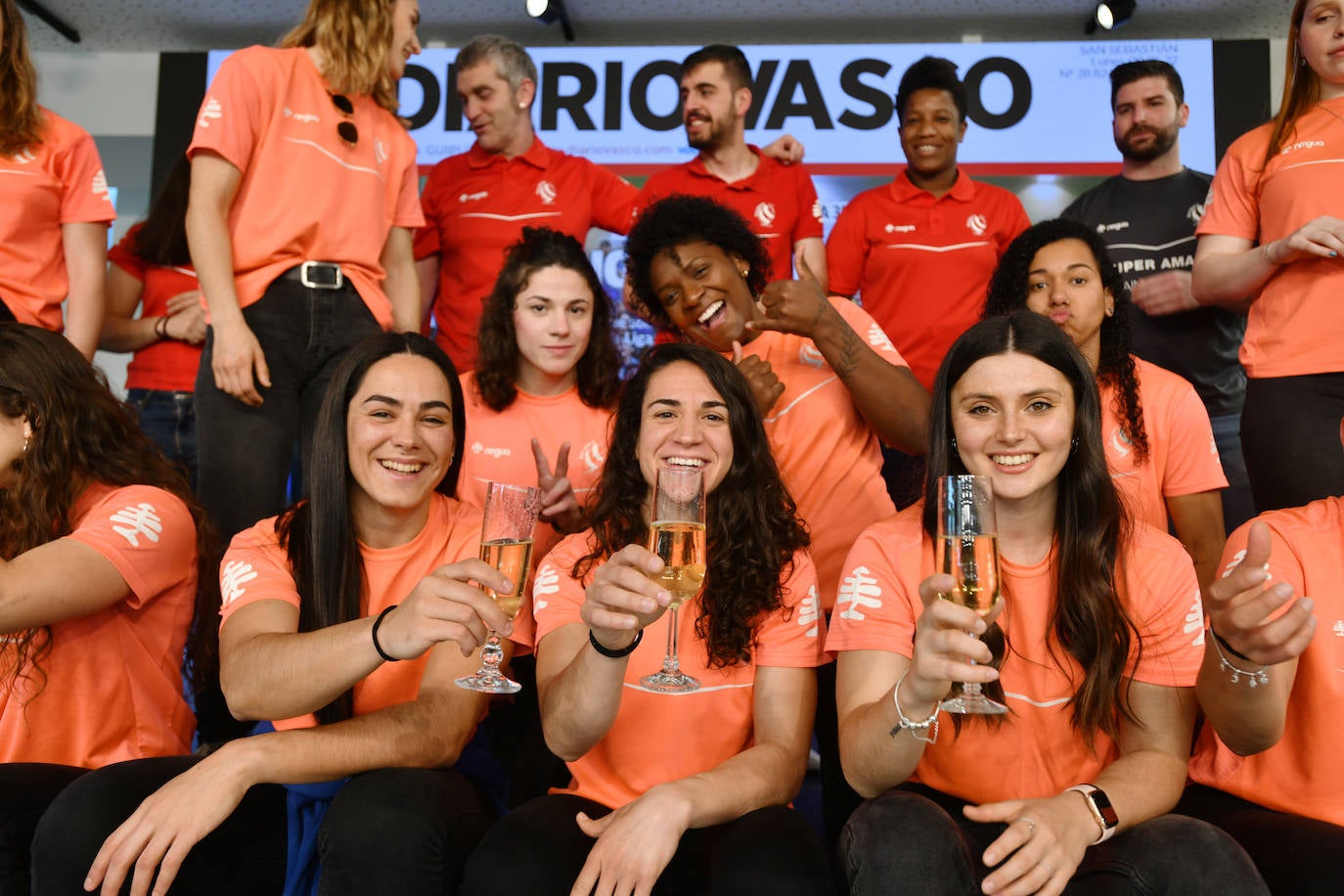 Las jugadoras del Super Amara Bera Bera brindan por el título de liga conquistado en Gijón.