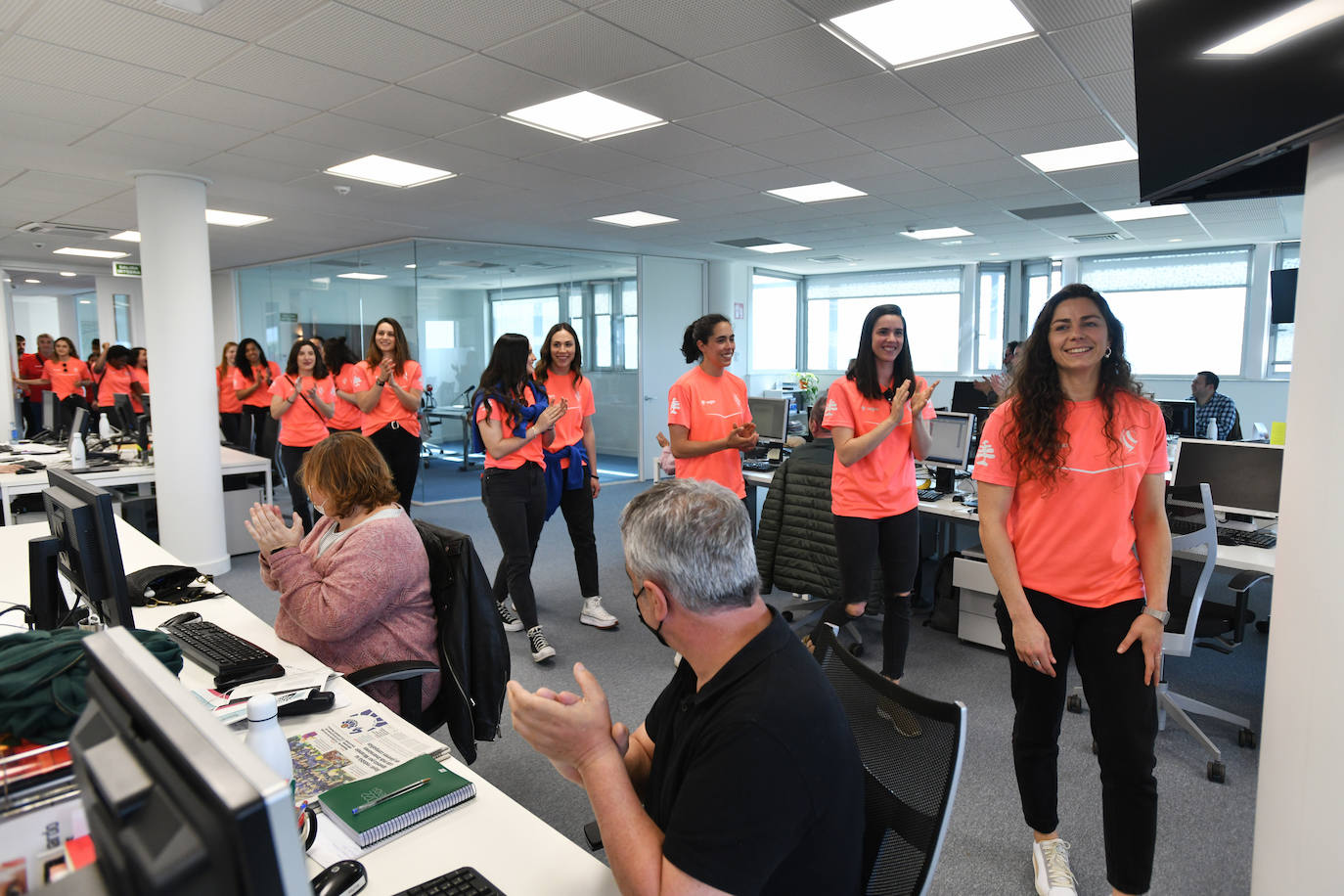 Las jugadoras del Super Amara Bera Bera reciben el aplauso de la redacción a su entrada.