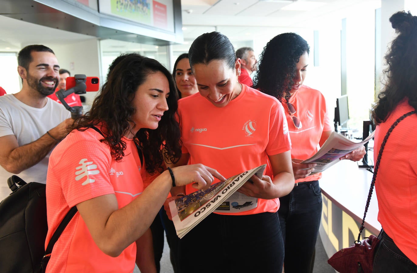 Algunas jugadoras aprovecharon para repasar la cobertura que EL DIARIO VASCO dedicó al histórico éxito del equipo.