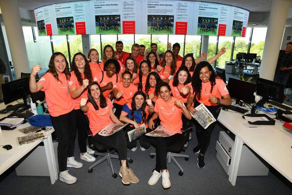 La plantilla y cuerpo técnico del Bera Bera celebran la consecución de su octava Liga en la sede de EL DIARIO VASCO. 