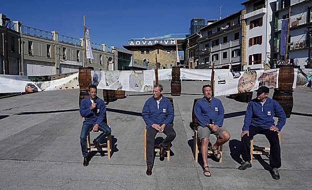 Imagen principal - Irurzun, Olano, Agote y Alberdi en la presentación de la travesía en el muelle donostiarra.. Los remeros. Una mujer en el cartel anunciador.