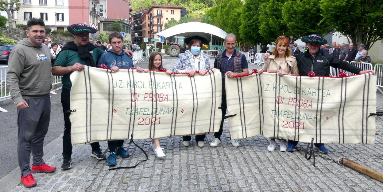 Autoridades y organización en la entrega del titulo de camperón a la pareja de bueyes de Armaolea, con gran parte de la familia presente. 