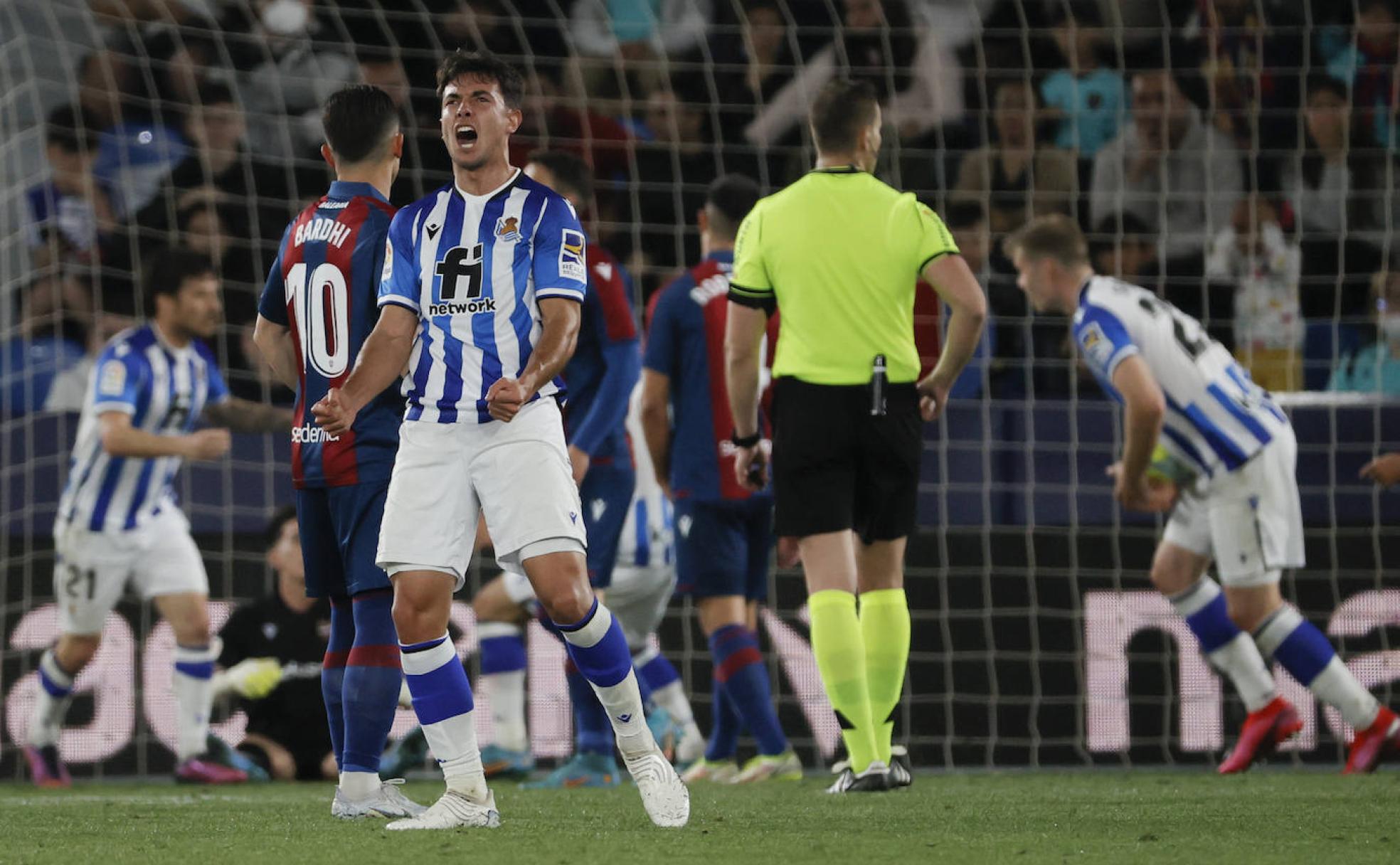 Martin Zubimendi celebra con rabia el gol de David Silva enel Ciutat de Valencia tras lograr el canario el 1-1.