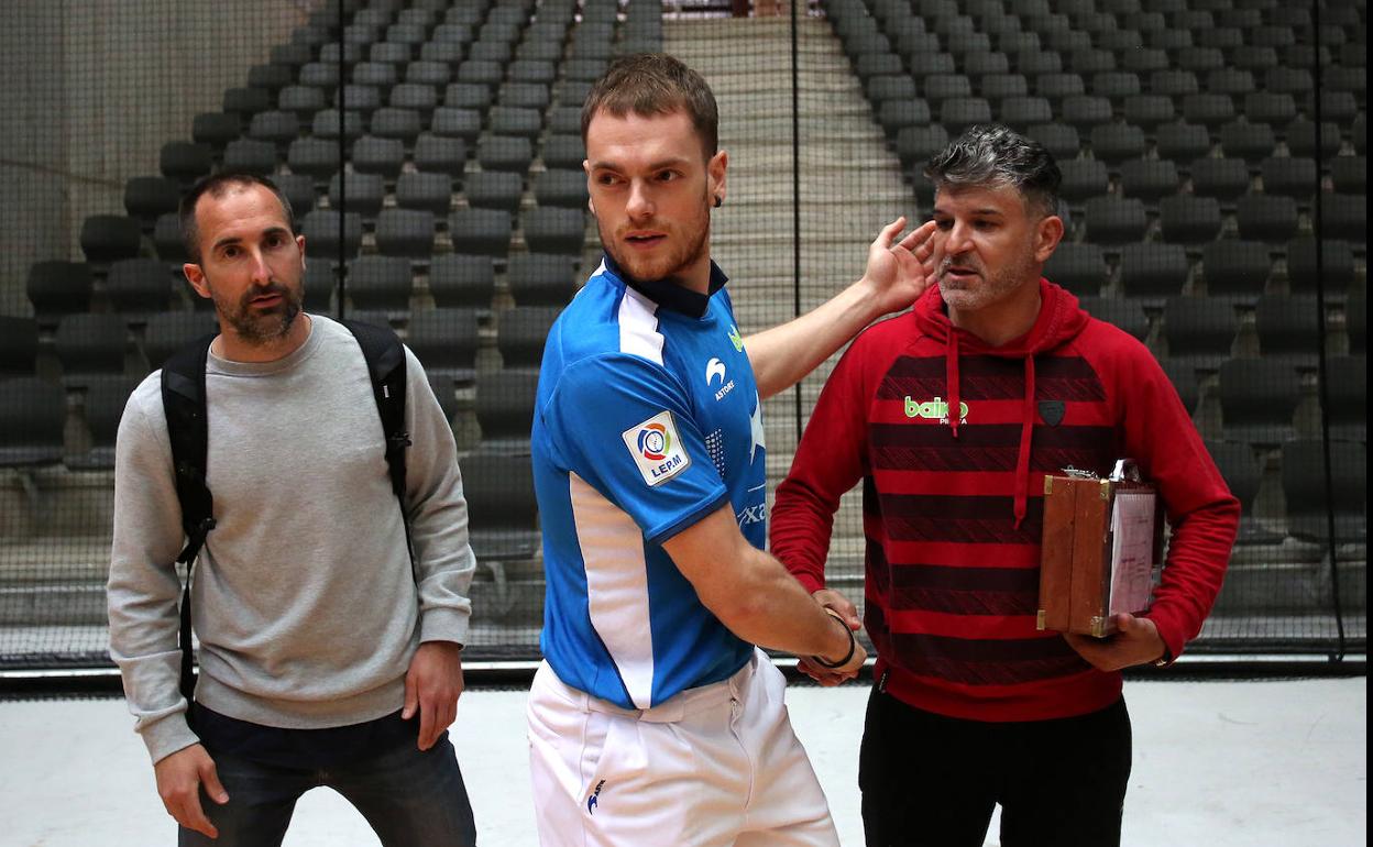 Laso saluda a Gorostiza, intendente de Baiko, ayer en el Bizkaia. 