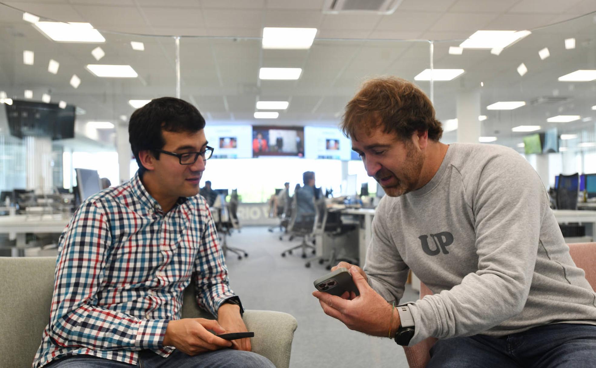 Daniel Carvajal y Mikel Escudero consultan las noticias en sus teléfonos móviles. 