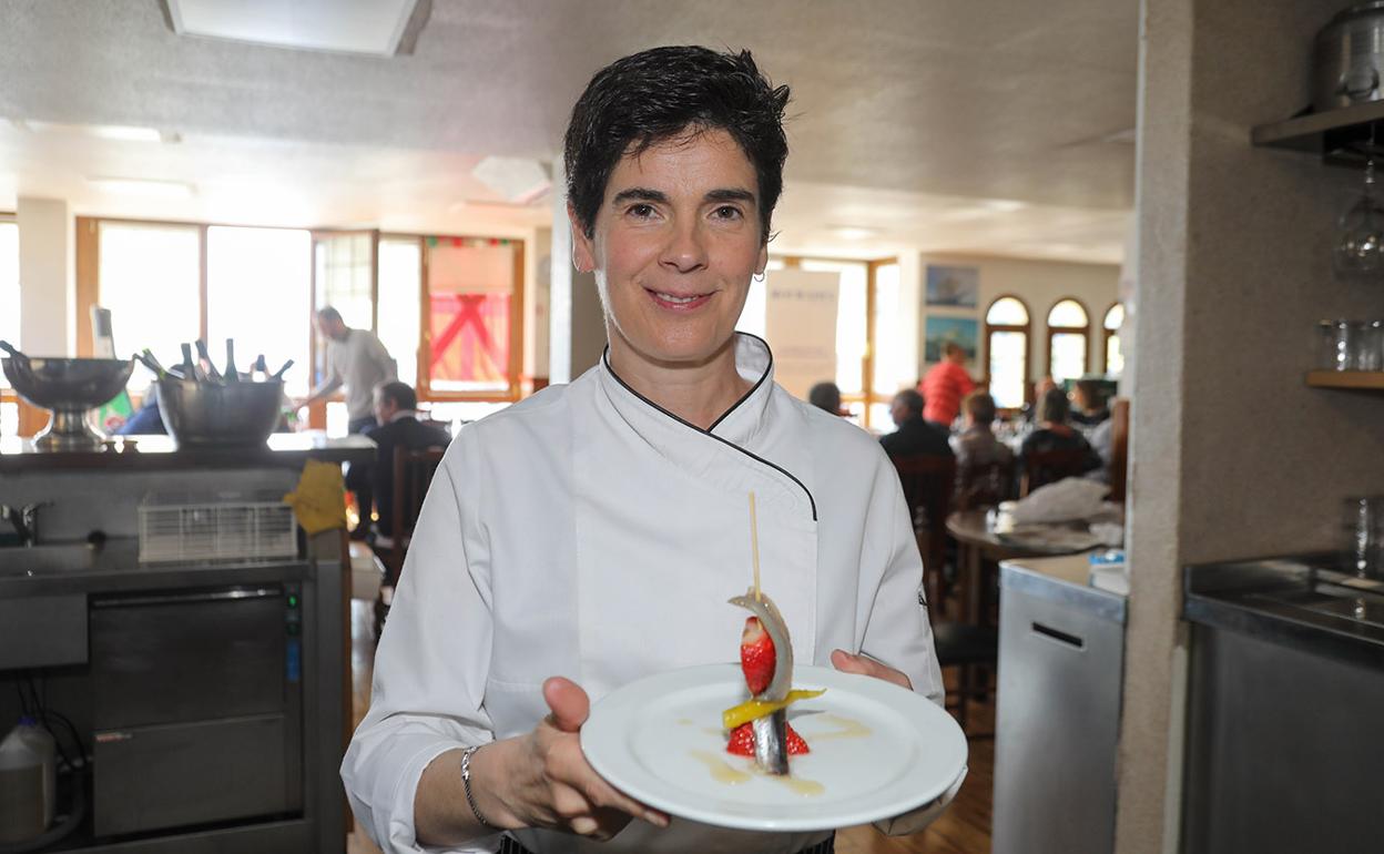 Pili Manterola posa con el primer pintxo que ofreció en el maridaje. 