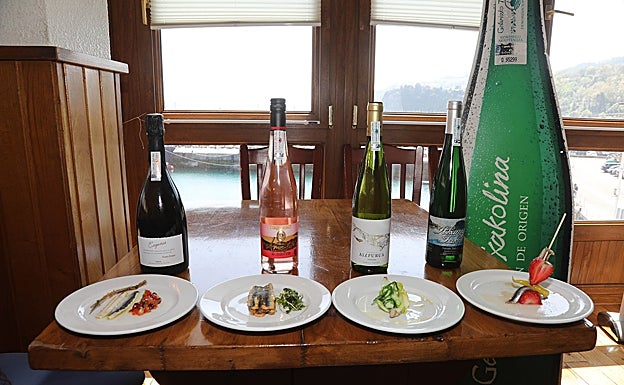 Los cuatro pintxos y los cuatro txakolis que compusieron la cata. 