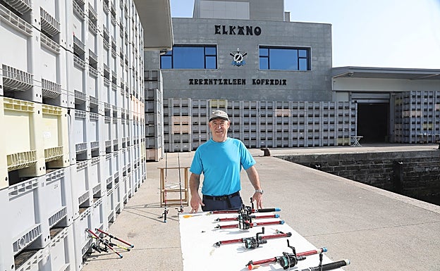 Anjel Azpillaga fue el educador que explicó a los más pequeños los entresijos de la pesca de bajura. 